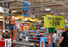 Protesta nei supermercati di 12 città per chiedere un taglio dell’Iva finanziato da tassazione su extraprofitti